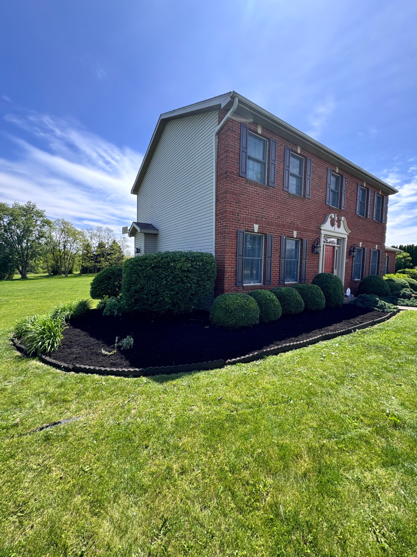 Dark mulch bed along landscaping