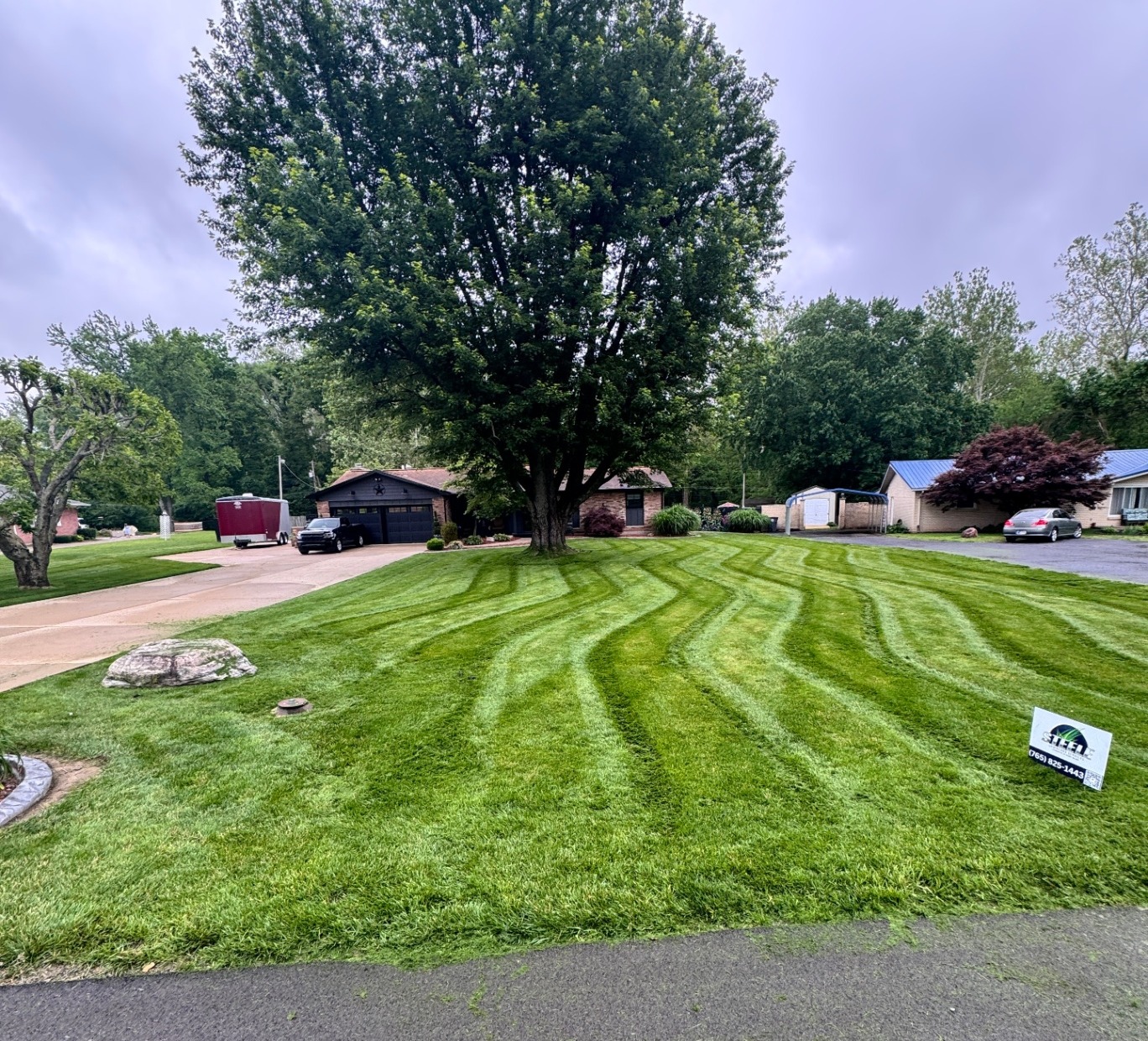 Wavy zigzag stripe pattern